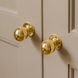 Cotswold Skåpsknopp, kulform — miljöbild, Polished brass unlacquered