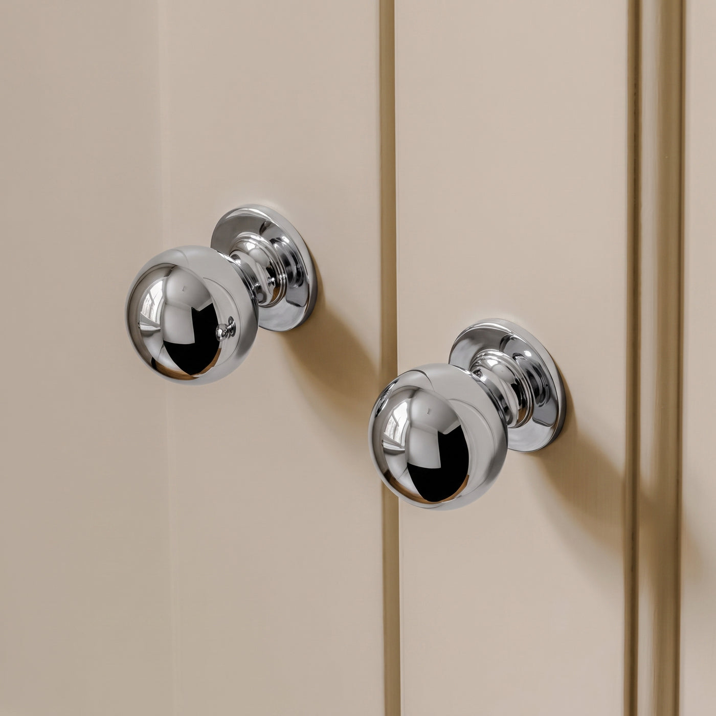 Cotswold Skåpsknopp, kulform — miljöbild, Polished chrome plate