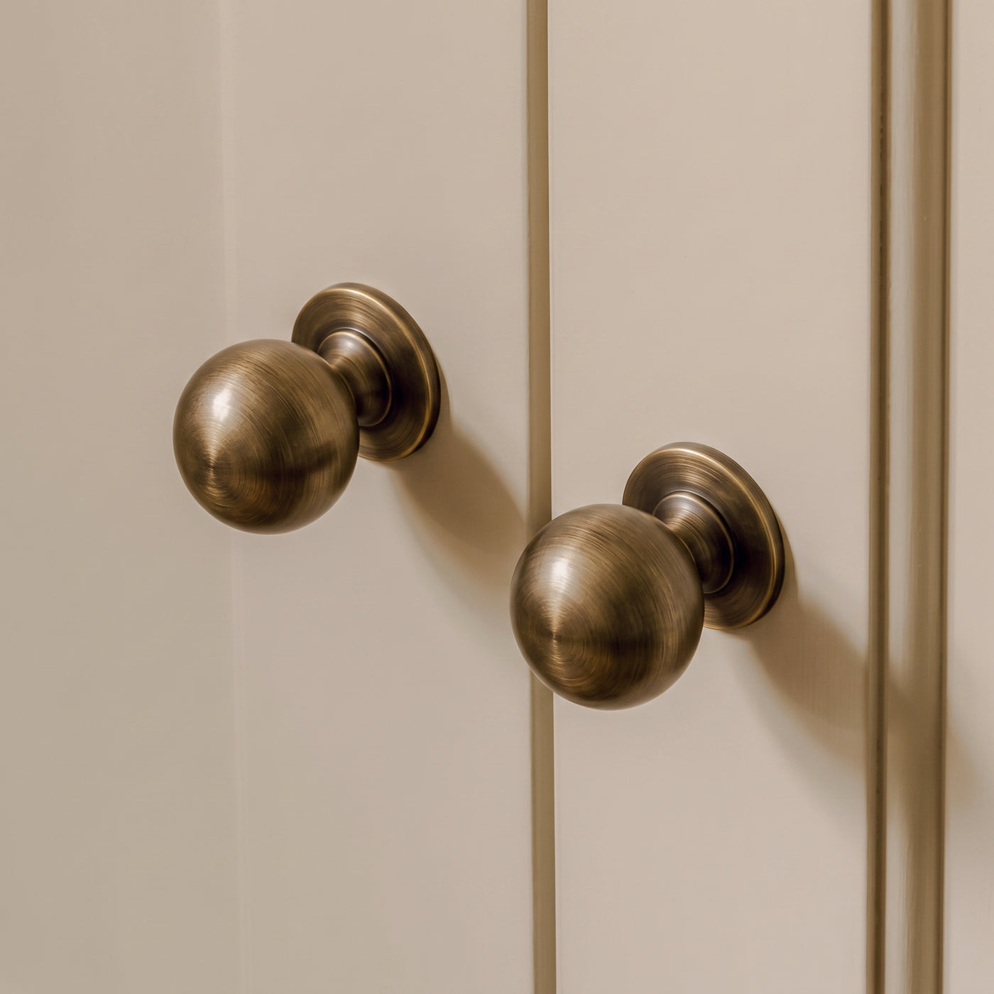 Cotswold Skåpsknopp, kulform — miljöbild, Satin antique satin lacquered