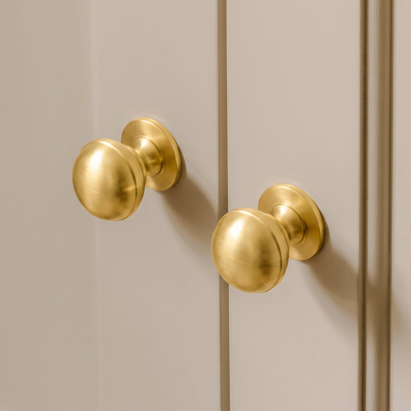Cotswold Skåpsknopp, kulform — miljöbild, Satin brass lacquered