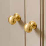 Cotswold Skåpsknopp, kulform — miljöbild, Satin brass lacquered