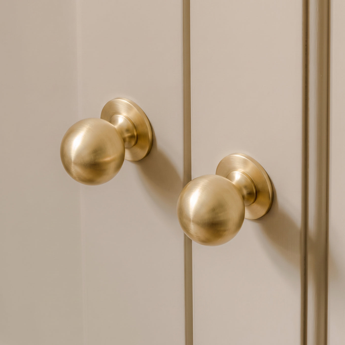 Cotswold Skåpsknopp, kulform — miljöbild, Satin brass satin lacquered