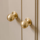 Cotswold Skåpsknopp, kulform — miljöbild, Satin brass satin lacquered