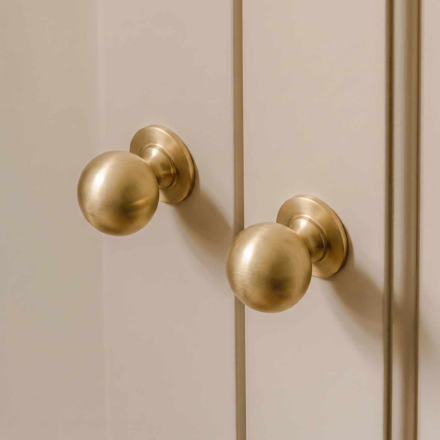 Cotswold Skåpsknopp, kulform — miljöbild, Satin brass unlacquered