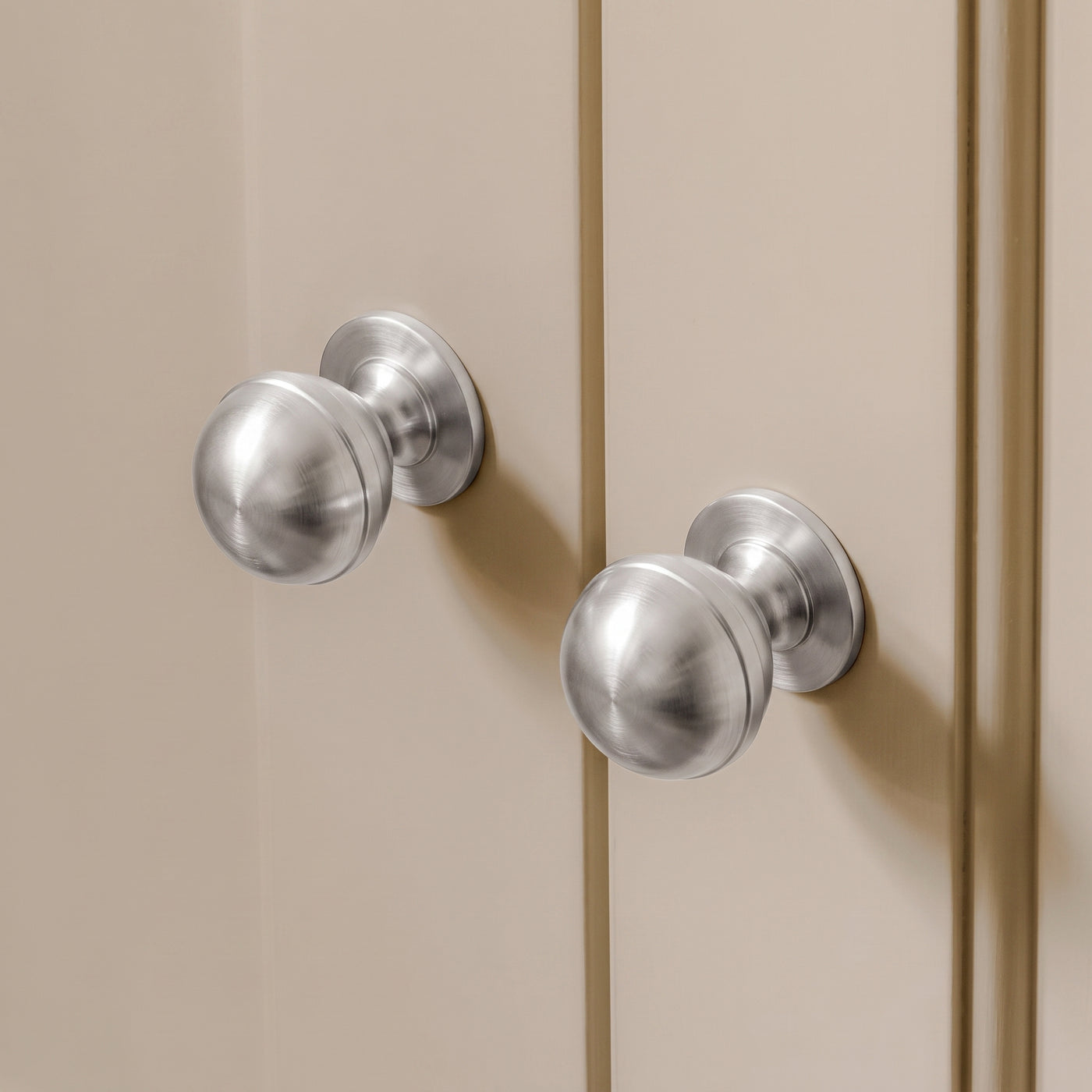Cotswold Skåpsknopp, kulform — miljöbild, Satin chrome plate