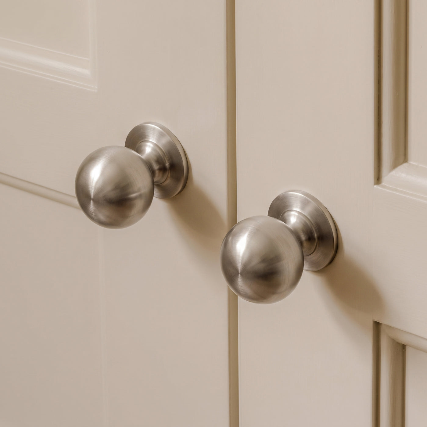 Cotswold Skåpsknopp, kulform — miljöbild, Satin nickel plate