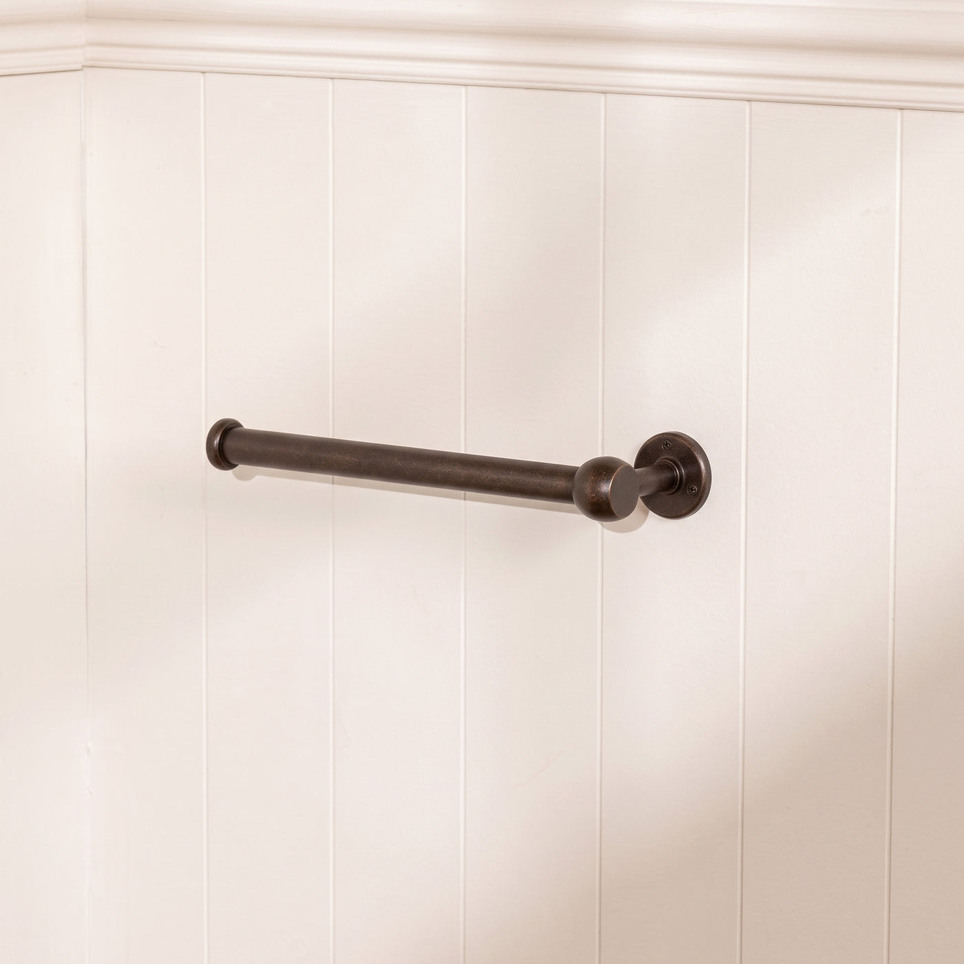 Cotswold Mässing Handhanddukstång — miljöbild, Dark aged brass