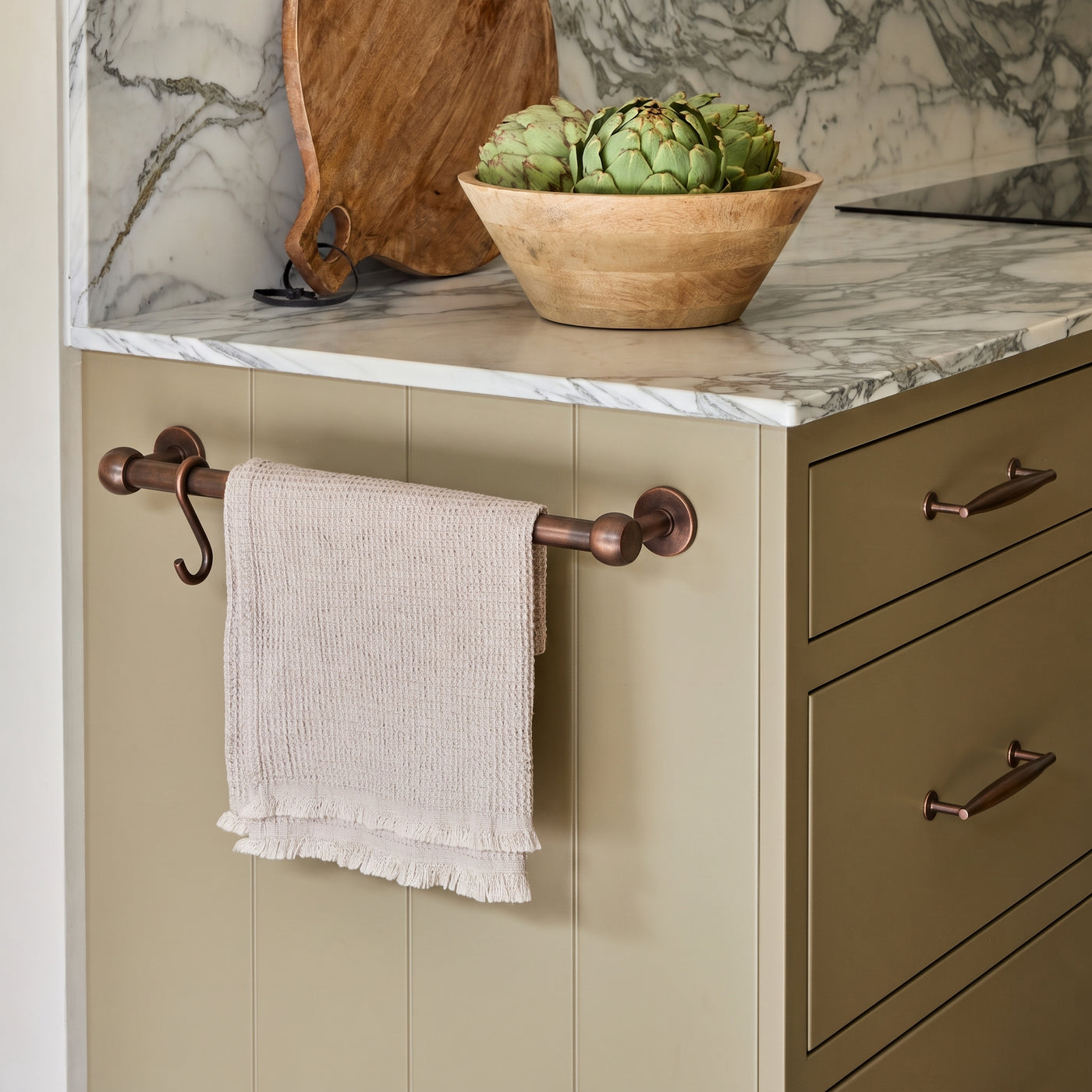 Cotswold Mässing Handduksstång (Kitchen, Bath) — miljöbild, Aged copper