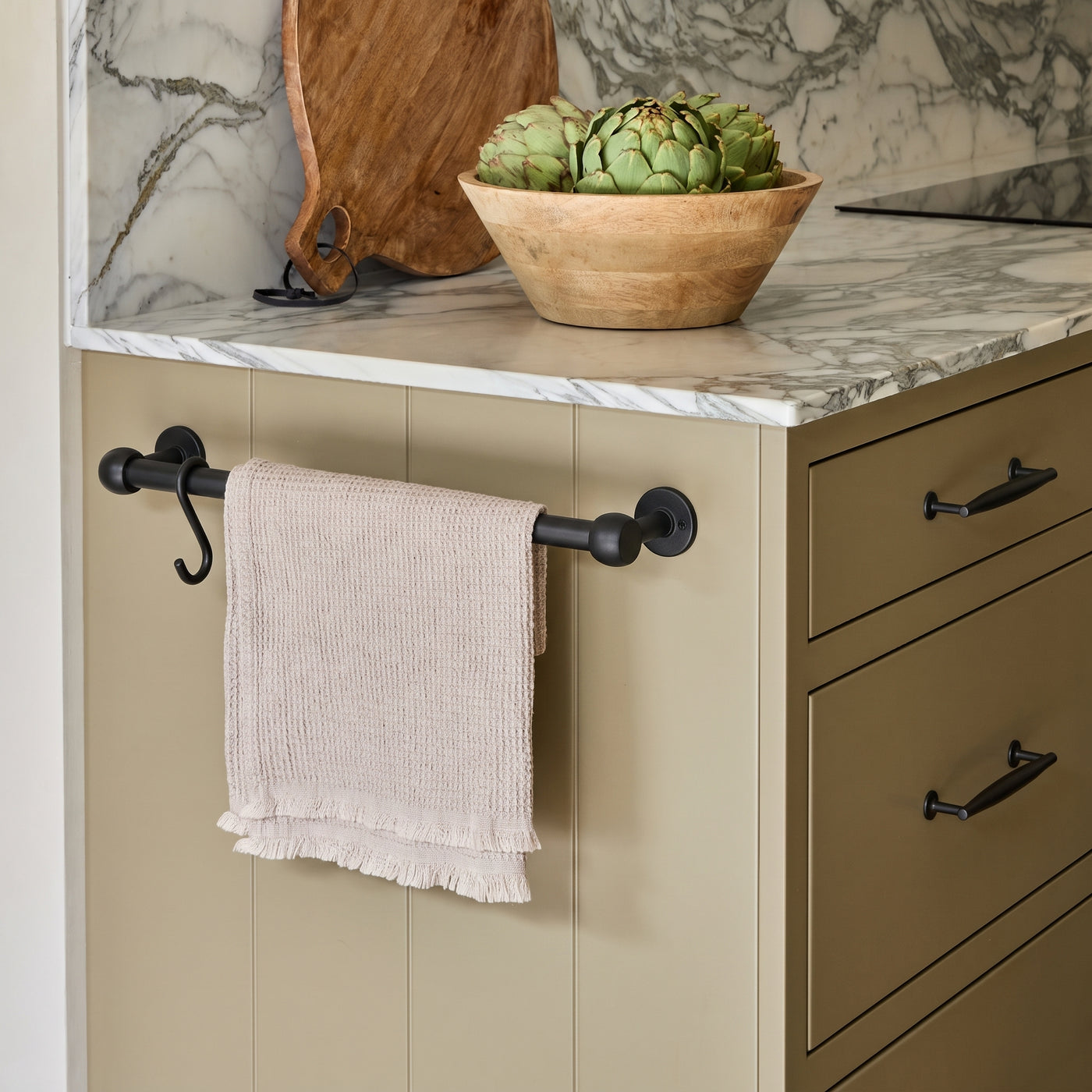 Cotswold Mässing Handduksstång (Kitchen, Bath) — miljöbild, Matt black lacquered