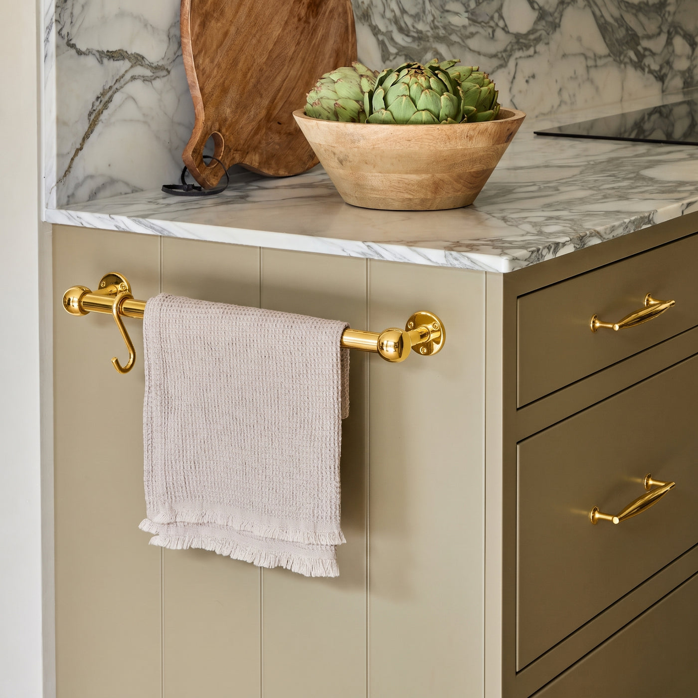 Cotswold Mässing Handduksstång (Kitchen, Bath) — miljöbild, Polished brass lacquered