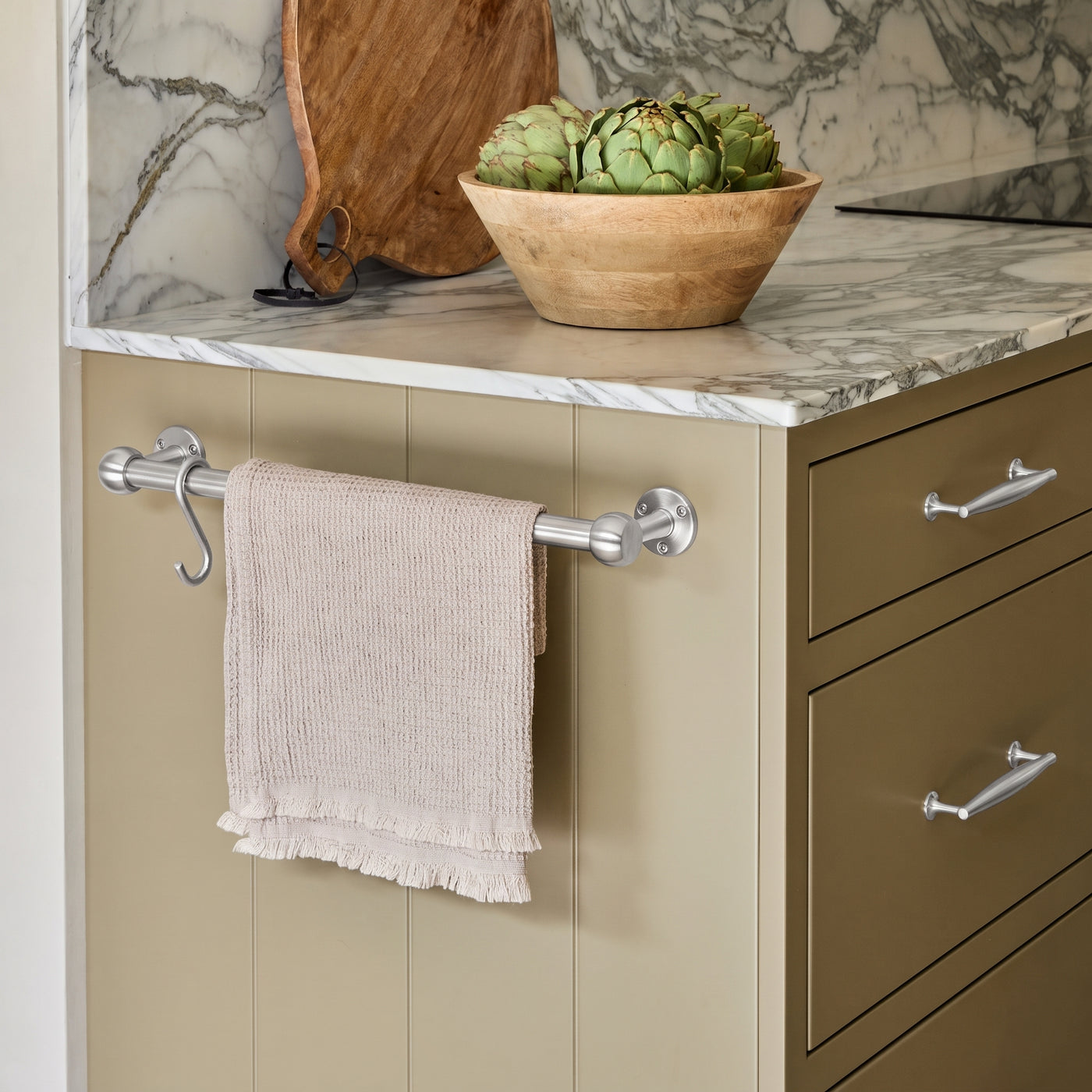 Cotswold Mässing Handduksstång (Kitchen, Bath) — miljöbild, Satin chrome plate
