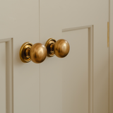 Cotswold Skåpsknopp, bunform — Antik mässing. Design by St Giles Furniture.