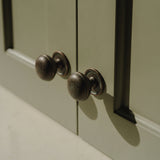Cotswold Skåpsknopp, bunform — miljöbild, Dark aged brass