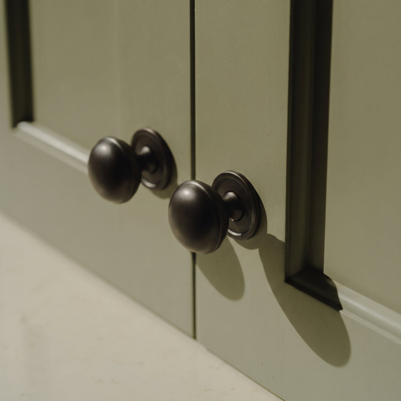 Cotswold Skåpsknopp, bunform — miljöbild, Dark bronze