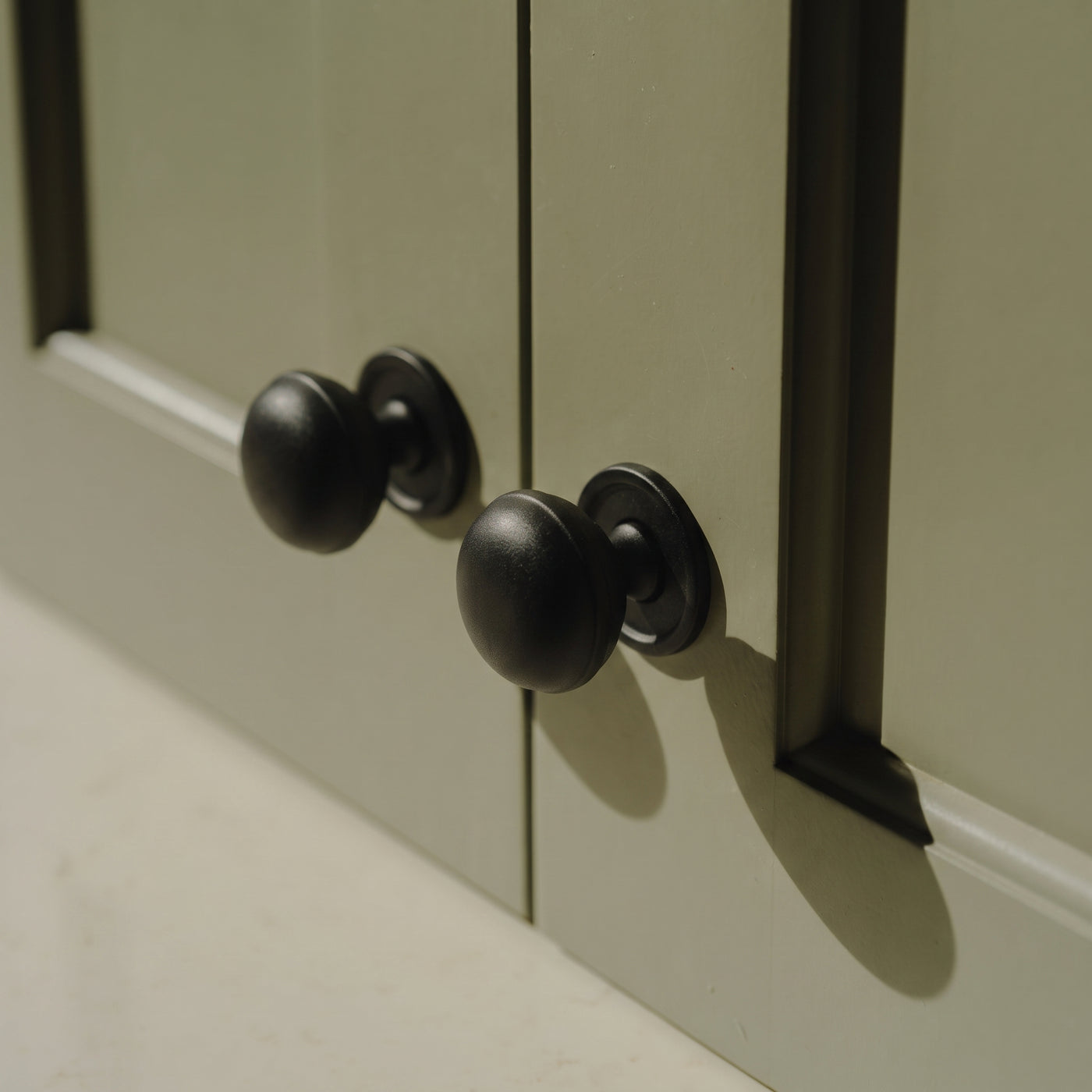 Cotswold Skåpsknopp, bunform — miljöbild, Matt black lacquered