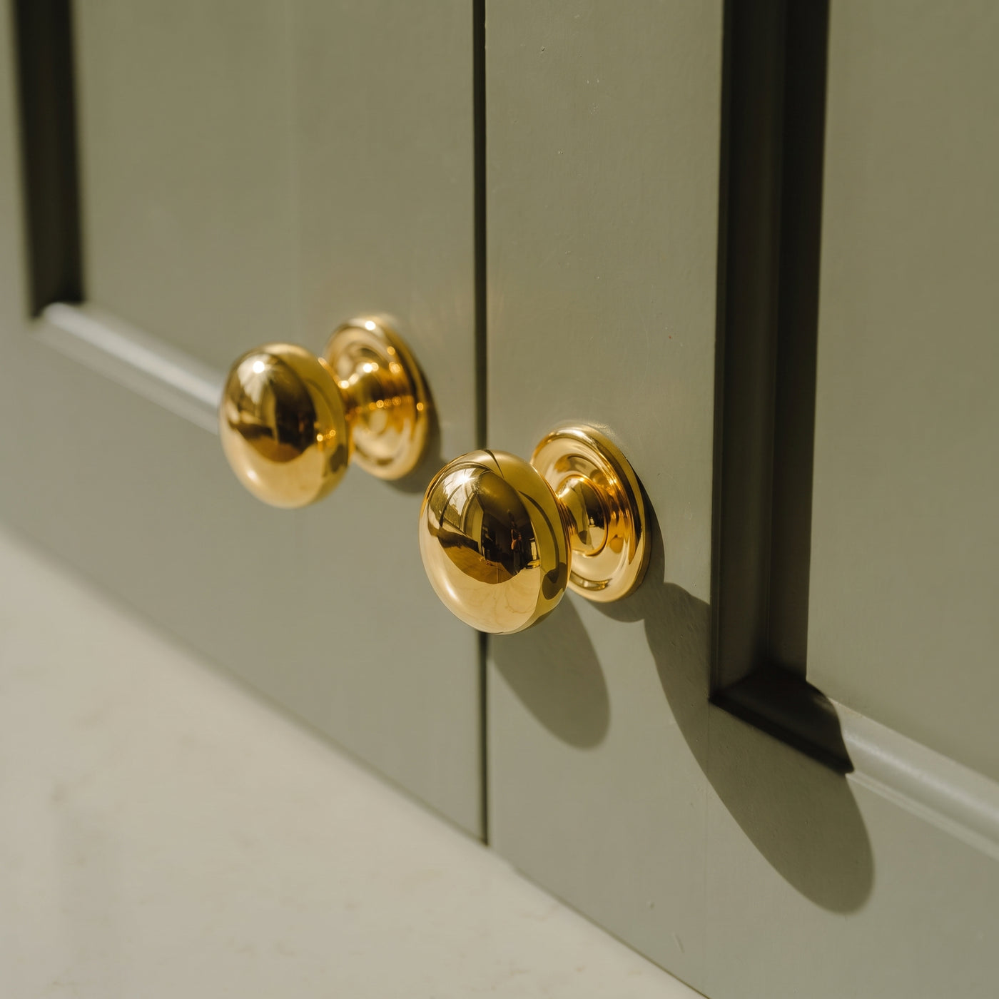 Cotswold Skåpsknopp, bunform — miljöbild, Polished brass lacquered
