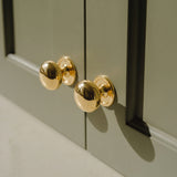 Cotswold Skåpsknopp, bunform — miljöbild, Polished brass unlacquered