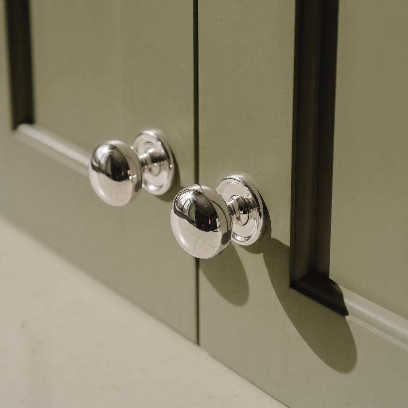 Cotswold Skåpsknopp, bunform — miljöbild, Polished nickel plate