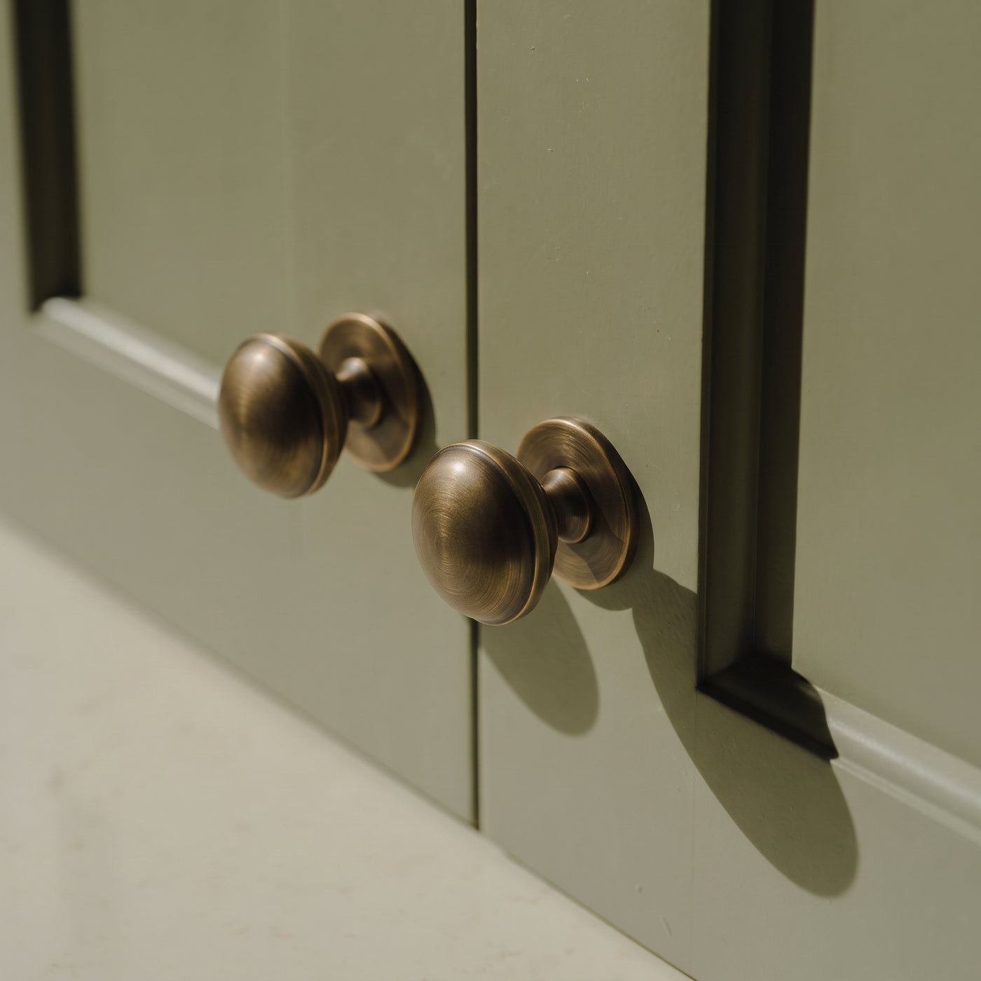 Cotswold Skåpsknopp, bunform — miljöbild, Satin antique satin lacquered
