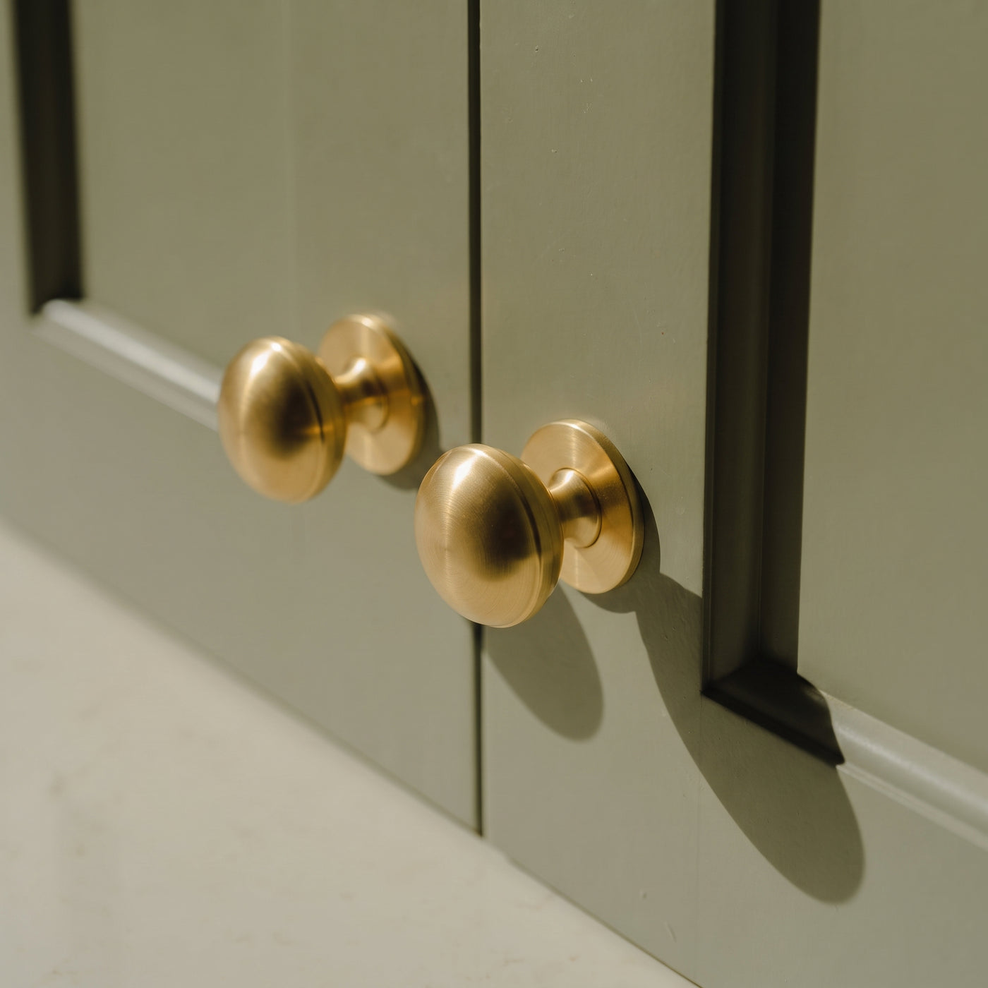 Cotswold Skåpsknopp, bunform — miljöbild, Satin brass lacquered