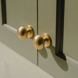 Cotswold Skåpsknopp, bunform — miljöbild, Satin brass satin lacquered