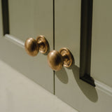 Cotswold Skåpsknopp, bunform — miljöbild, Satin brass unlacquered
