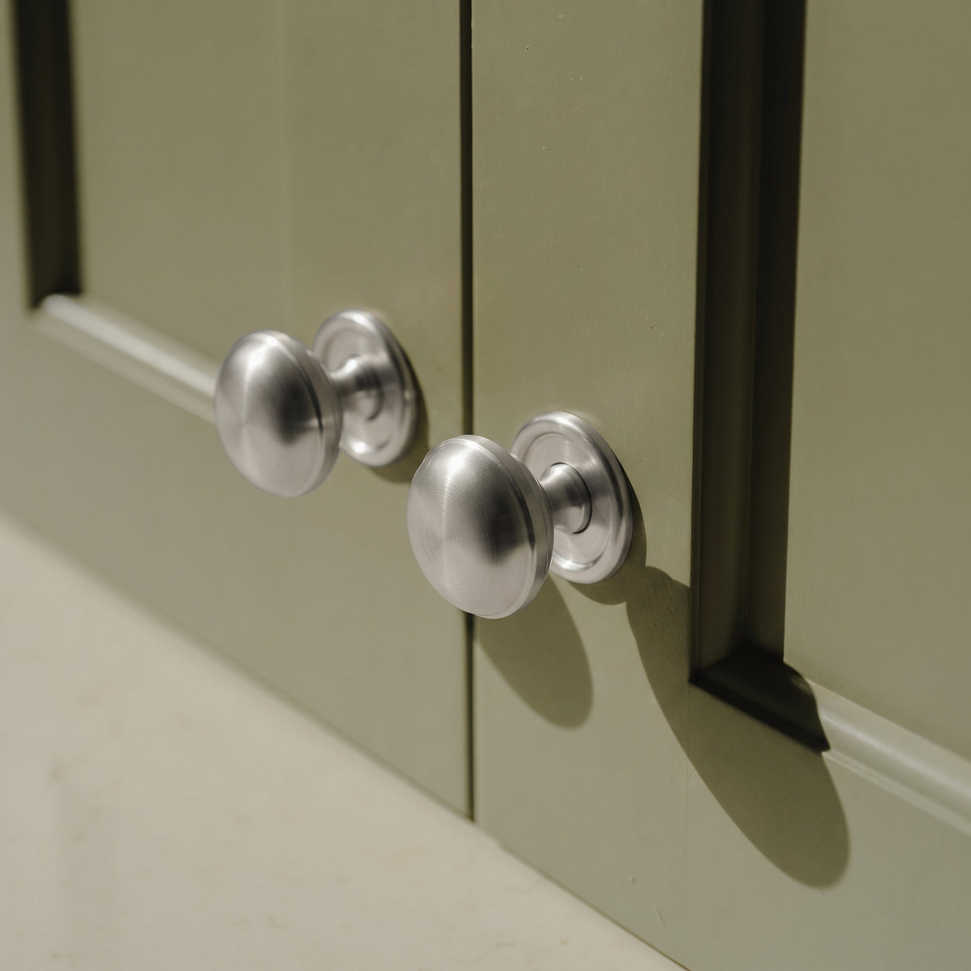 Cotswold Skåpsknopp, bunform — miljöbild, Satin chrome plate