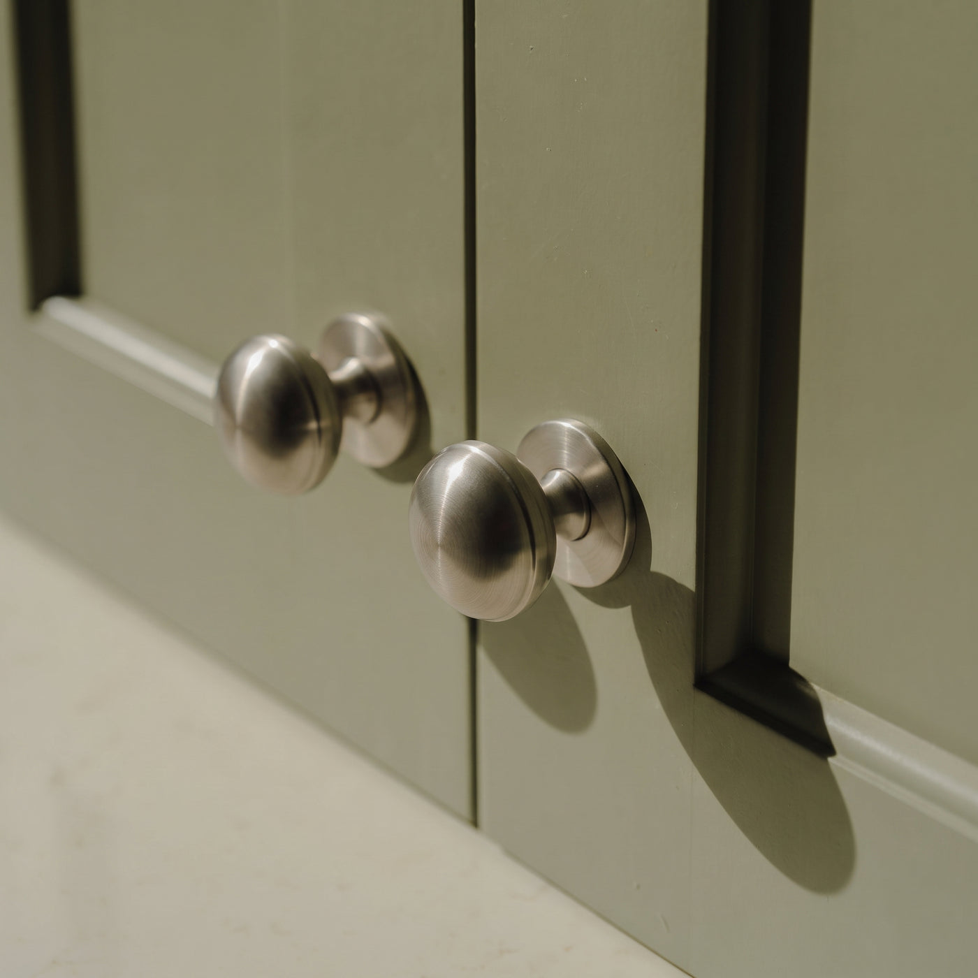 Cotswold Skåpsknopp, bunform — miljöbild, Satin nickel - SNP