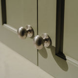 Cotswold Skåpsknopp, bunform — miljöbild, Satin nickel - SNP