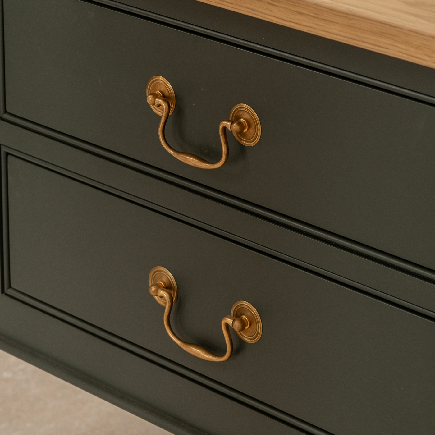 Cotswold Skåpshandtag — Antik mässing. Project by Thomas Ford & Sons.