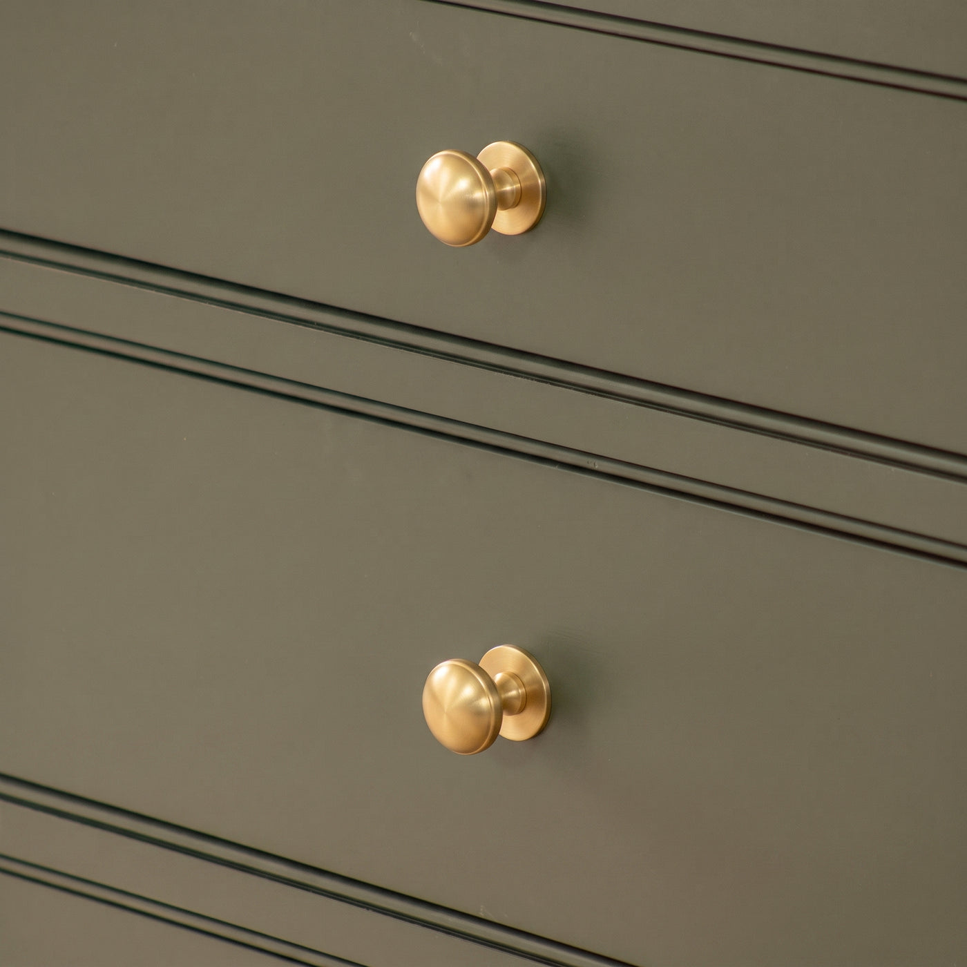 Cotswold Skåpsknopp, svampform — miljöbild, Satin brass lacquered