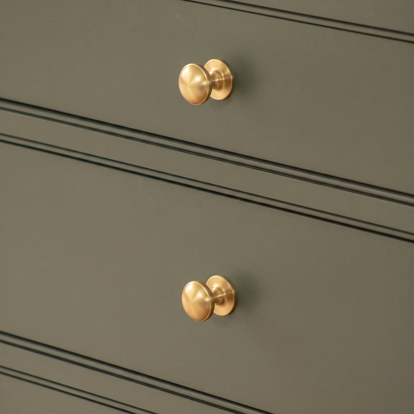 Cotswold Skåpsknopp, svampform — miljöbild, Satin brass satin lacquered