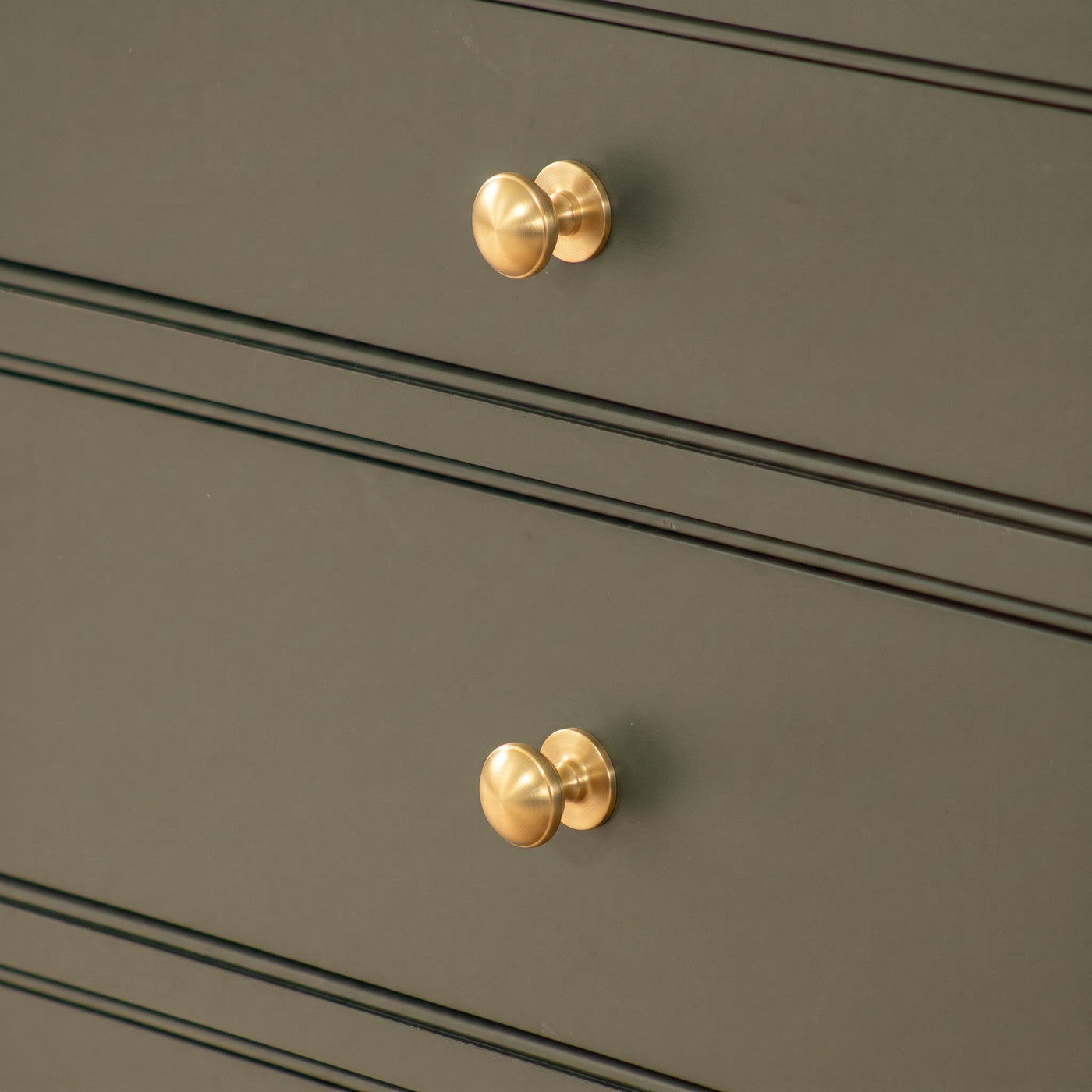 Cotswold Skåpsknopp, svampform — miljöbild, Satin brass unlacquered