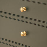Cotswold Skåpsknopp, svampform — miljöbild, Satin brass unlacquered