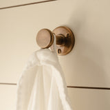 Cotswold Vägghake — Fin engelsk antik. Design by Roseywood Interiors and Holly Oak House.