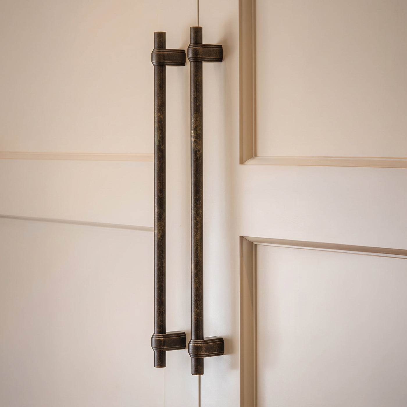 Gaumont Apparathandtag — miljöbild, Dark aged brass
