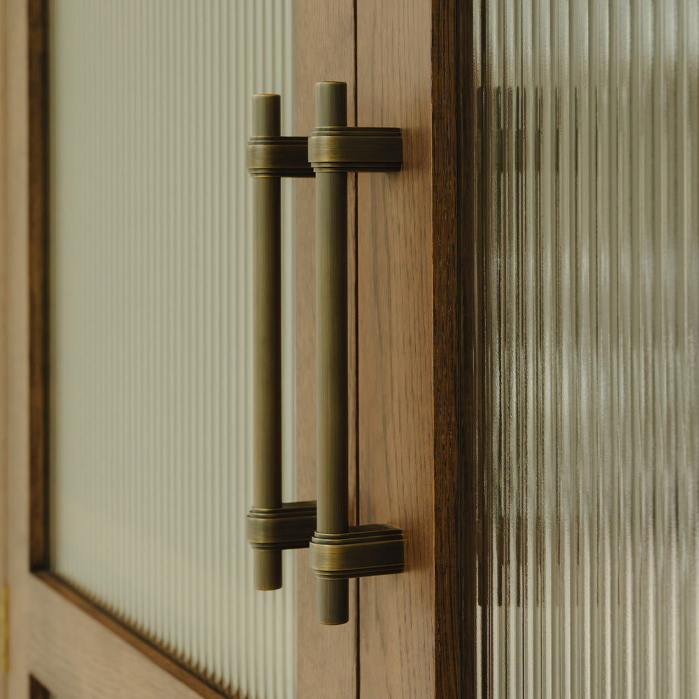 Gaumont Skåpshandtag — Satin antik, satinlack. Design by Isla James Interiors.