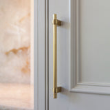 Gaumont Skåpshandtag — Satin mässing, lackad. Design by Jonathan Williams Kitchens.