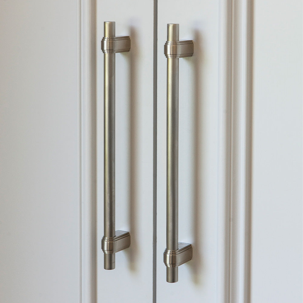 Gaumont Skåpshandtag — Satin nickel. Design by Jonathan Williams Kitchens.