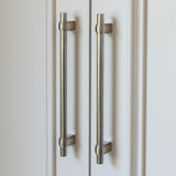 Gaumont Skåpshandtag — Satin nickel. Design by Jonathan Williams Kitchens.