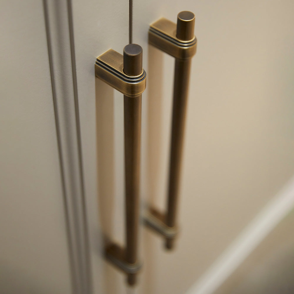 Gaumont Skåpshandtag — Satin antik, satinlack. Design by Sophie Paterson Interiors.