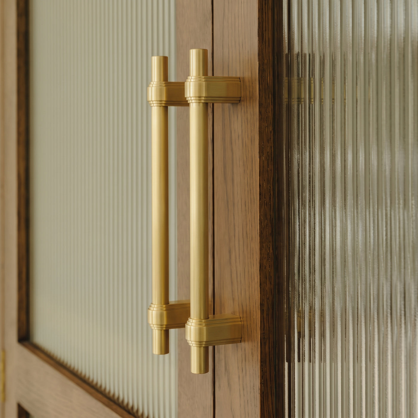 Gaumont Skåpshandtag — miljöbild, Satin brass satin lacquered