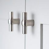 Gaumont T-bar handtag — Polerad nickel. Design by Brownlow Furniture.