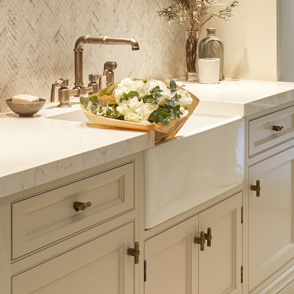 Gaumont T-bar handtag — Satin antik, satinlack. Design by Sophie Paterson Interiors.