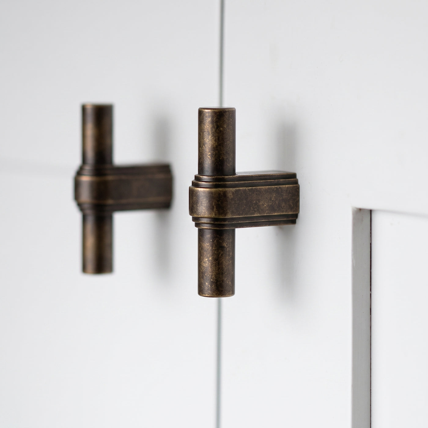 Gaumont T-bar handtag — miljöbild, Dark aged brass
