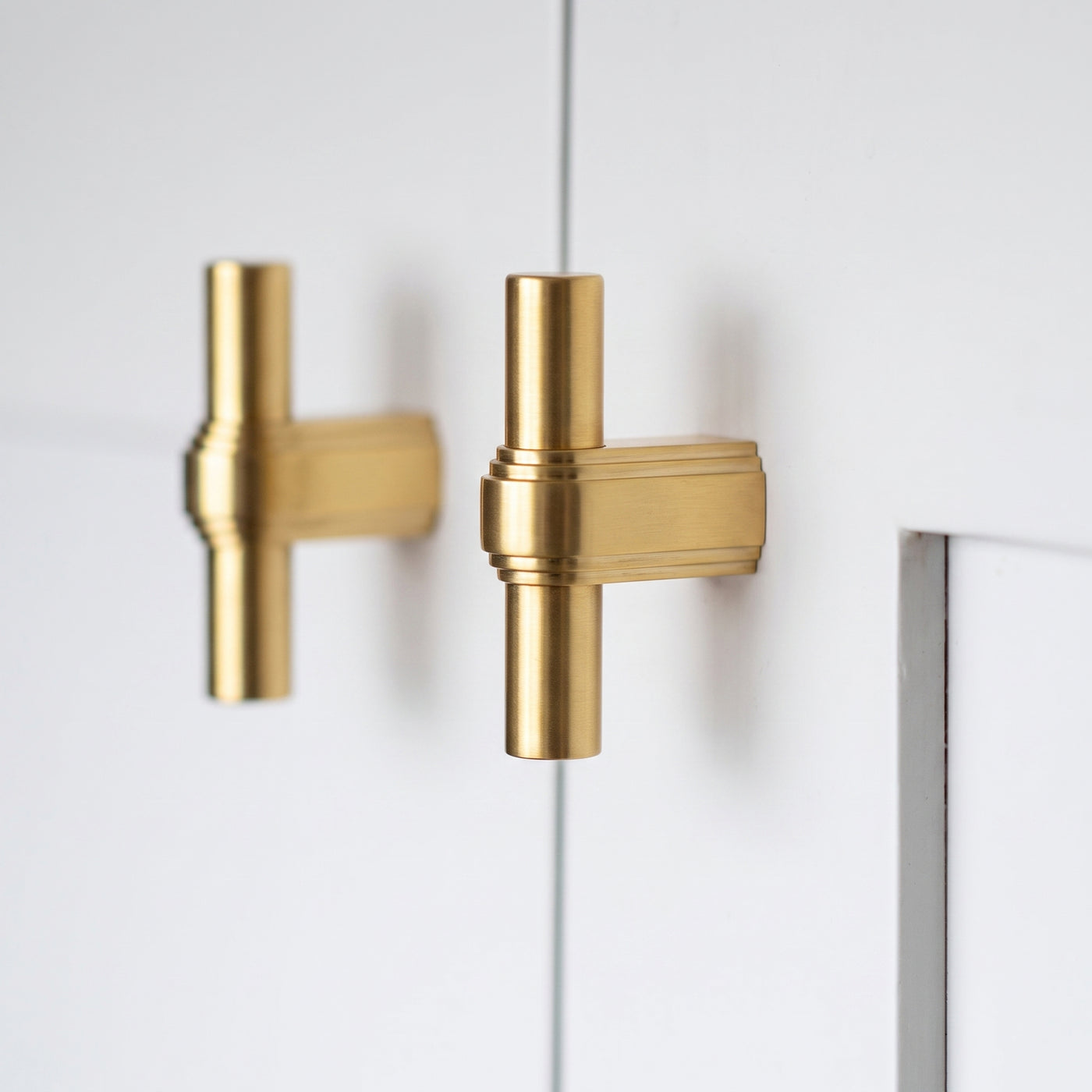 Gaumont T-bar handtag — miljöbild, Satin brass lacquered