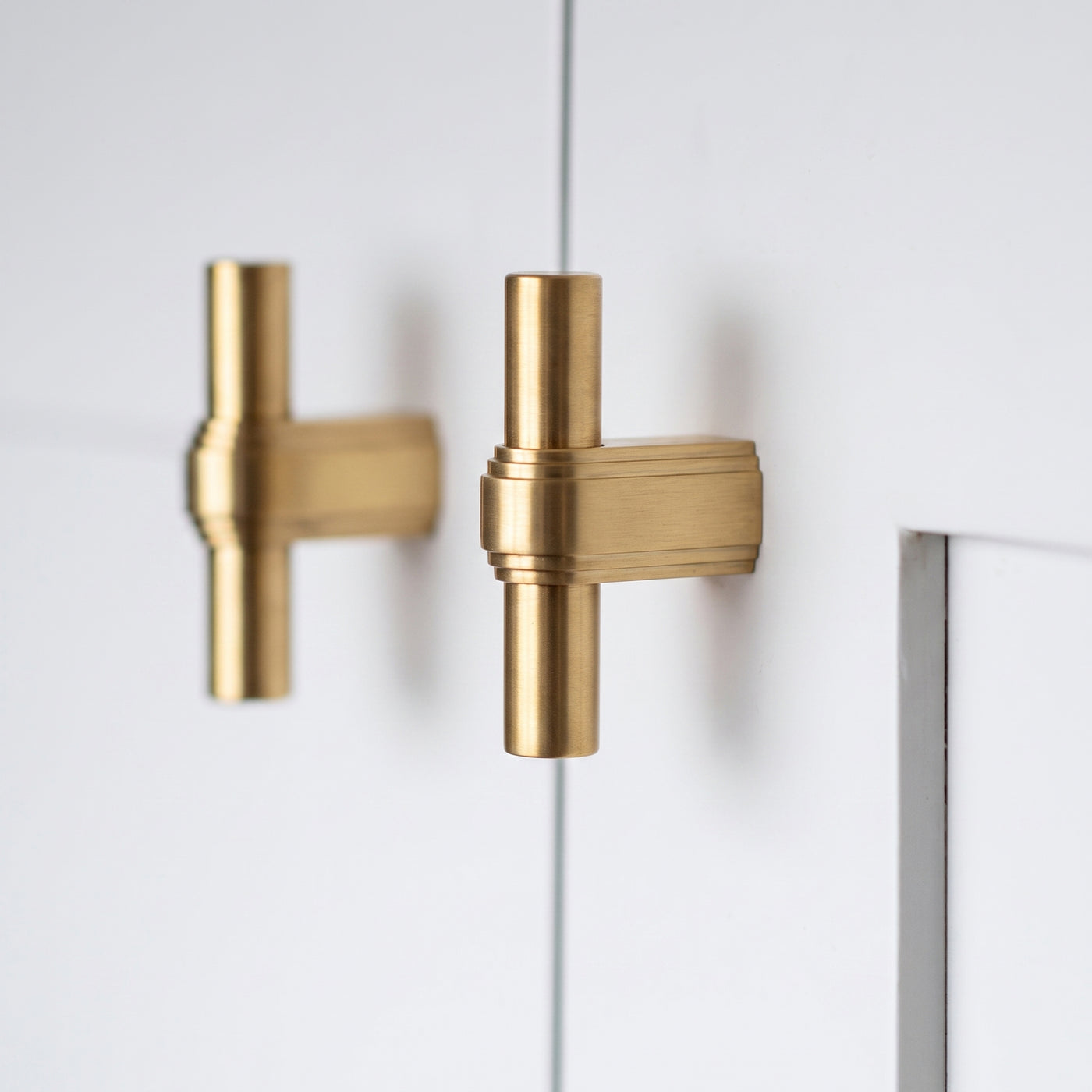 Gaumont T-bar handtag — miljöbild, Satin brass unlacquered
