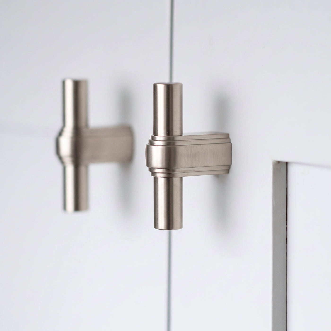 Gaumont T-bar handtag — miljöbild, Satin nickel plate