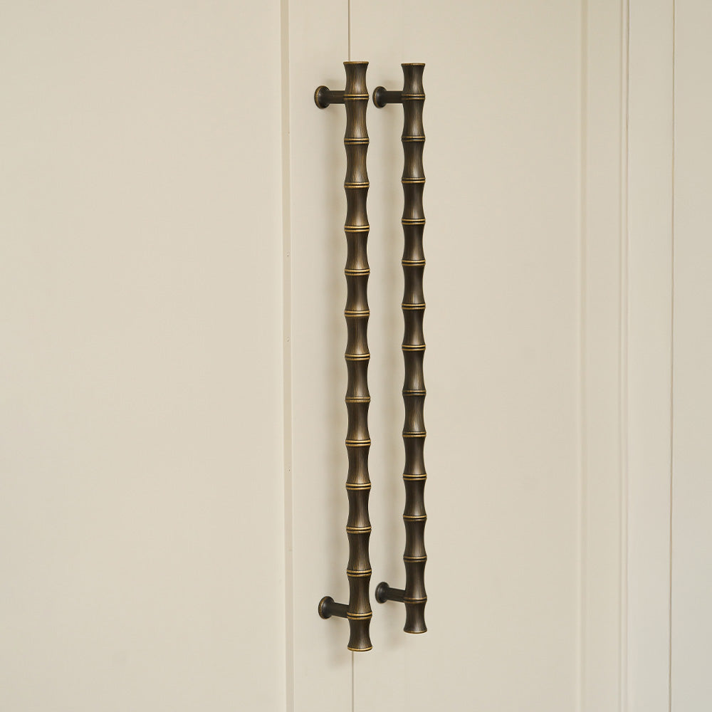 Grove Bamboo Apparathandtag — Satin antik, satinlack. Design by Roseywood Interiors.