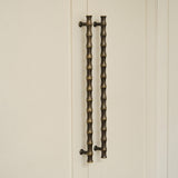 Grove Bamboo Apparathandtag — Satin antik, satinlack. Design by Roseywood Interiors.